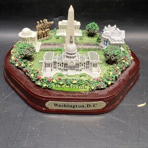 Washington D.C. Monuments Desk Statue